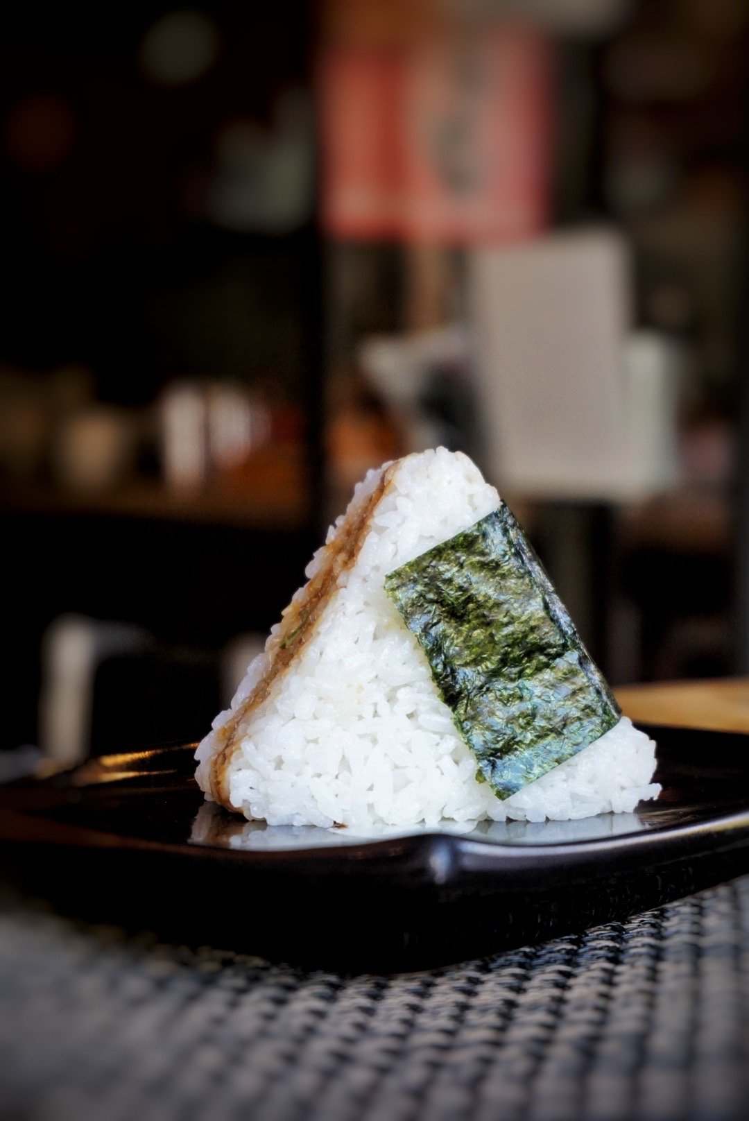 onigiri de arroz en un plato