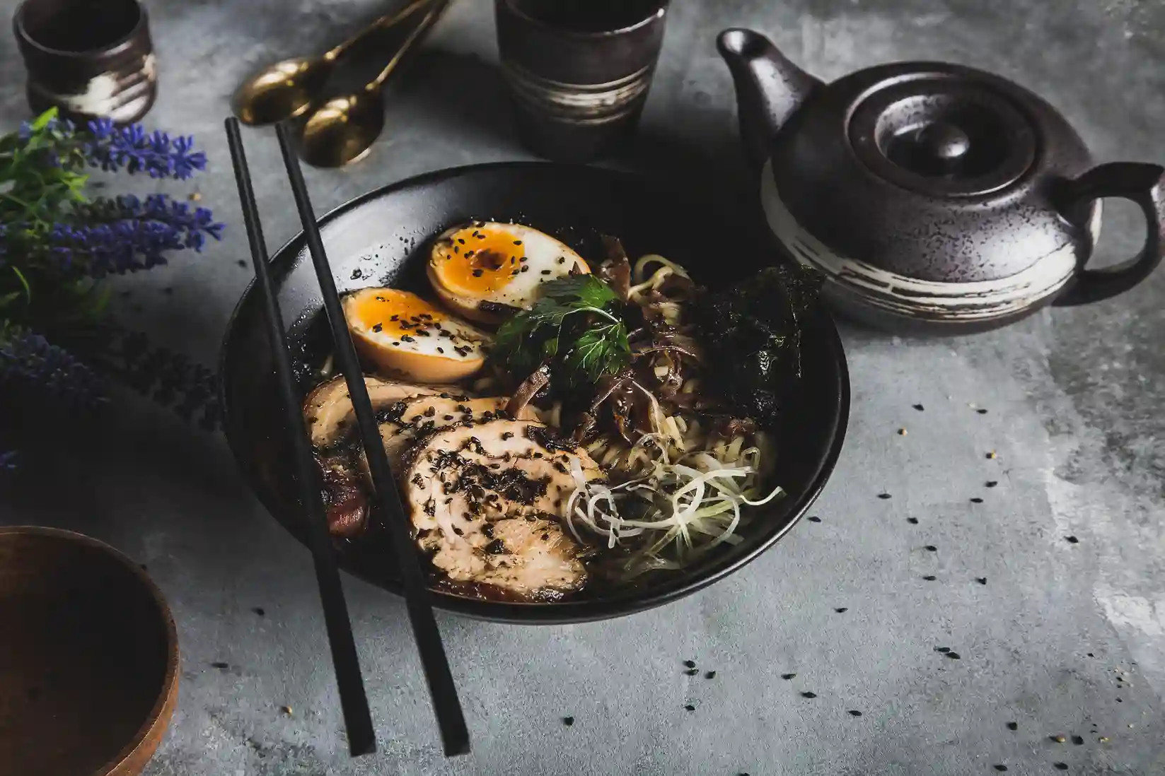 bowl japonés con carte, huevo y raíces, con palillos de madera encima