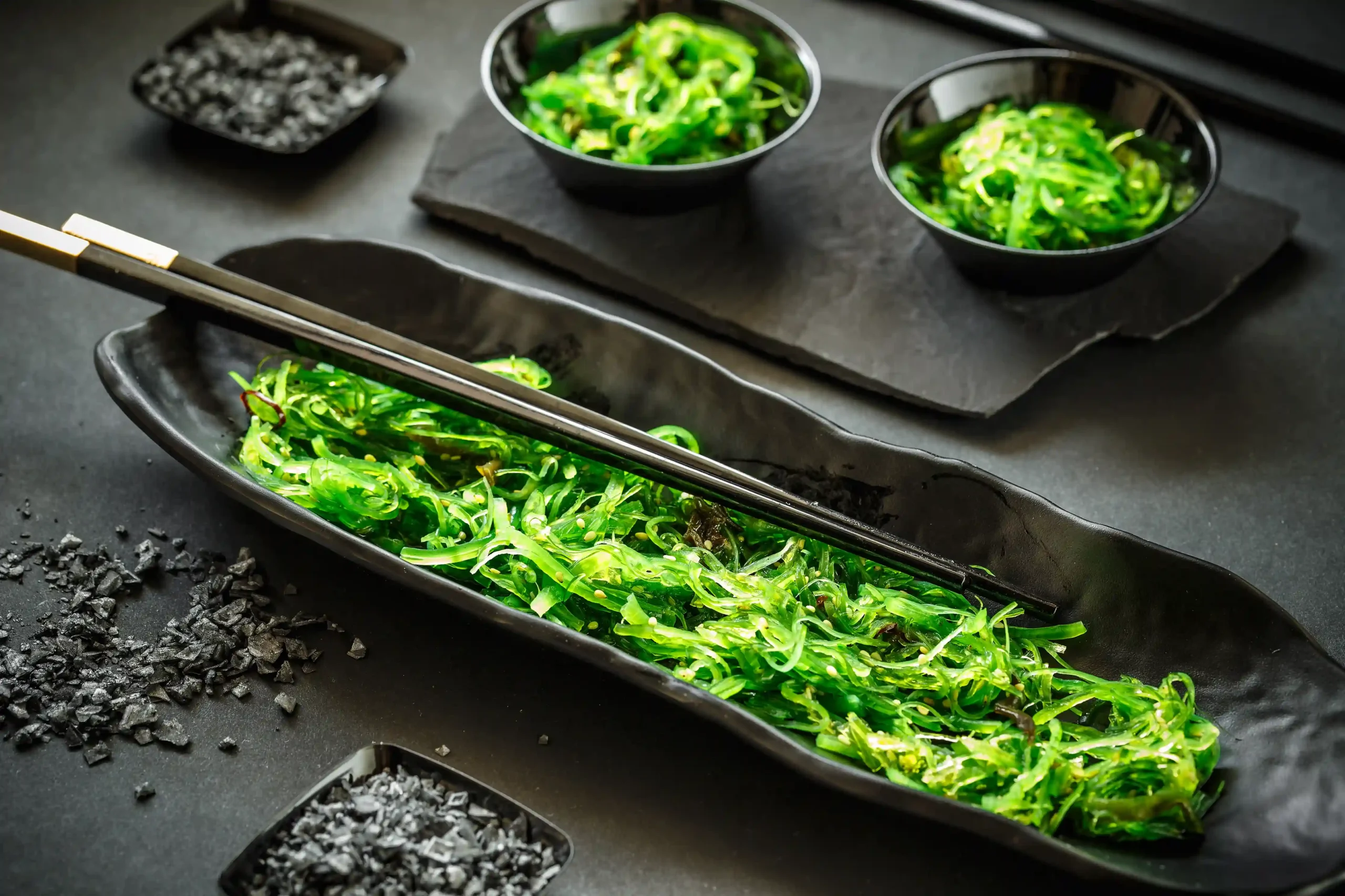 ensalada de algas con palillos sobre ella